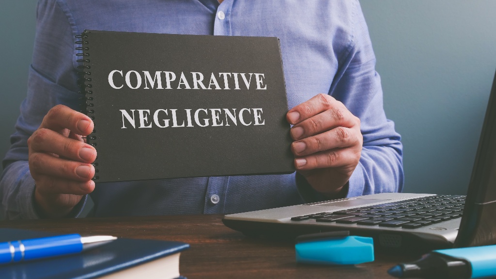Man shows Comparative negligence text